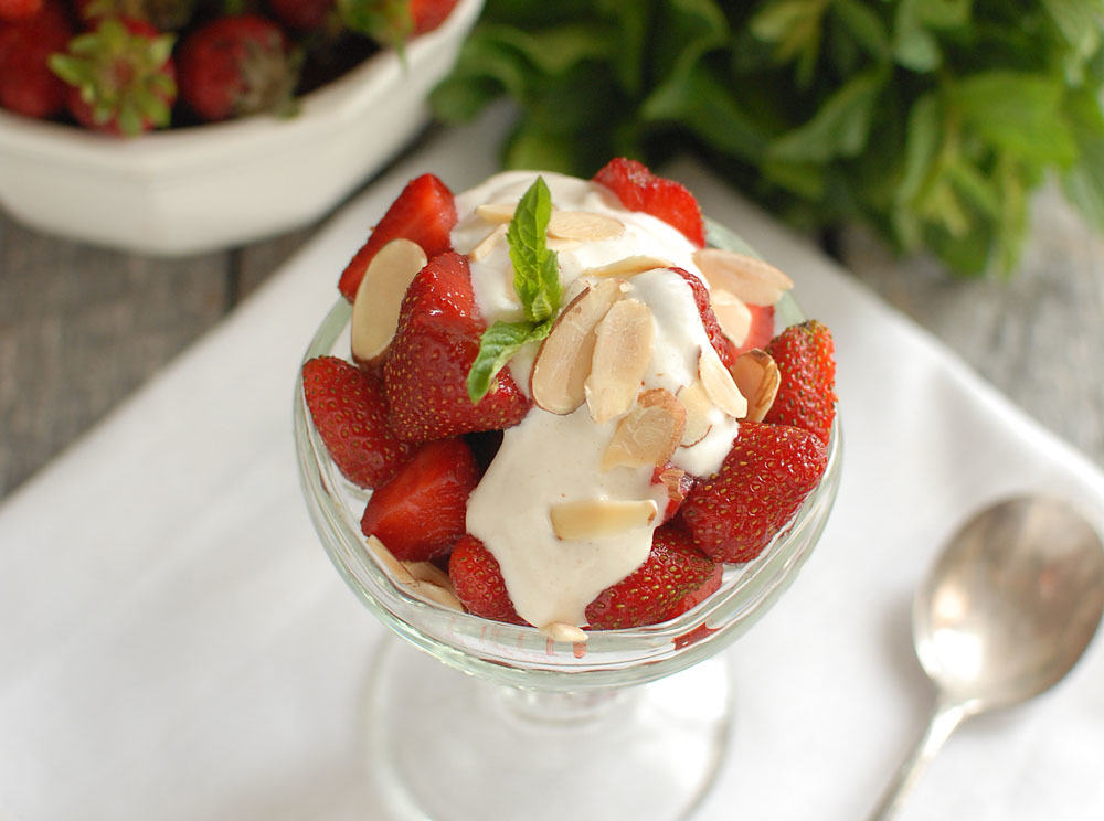 Strawberries with Cinnamon Cream